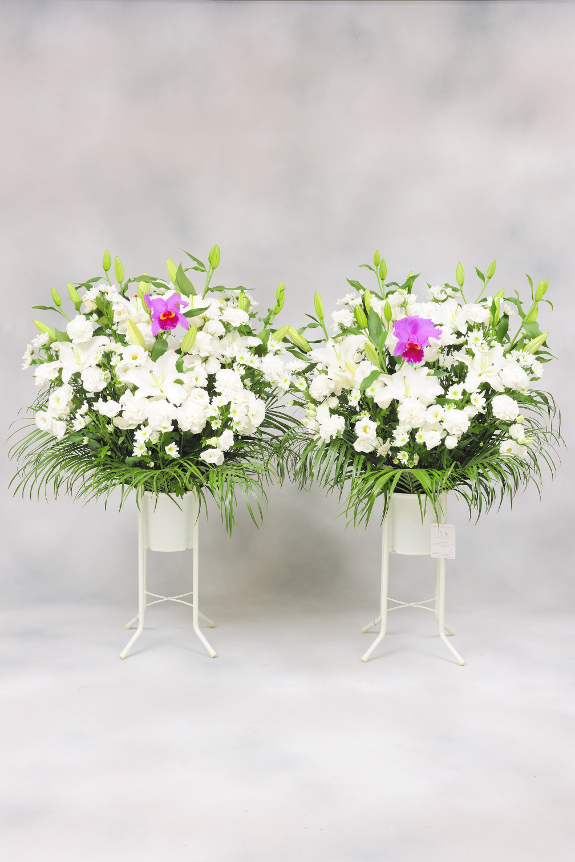 <p>２つ同時にお求めいただくことで、1基あたりもお安くお求めになれます。
納品時はロースタンドを使用したり、鉢ごと祭壇にセットすることが大半です。</p>