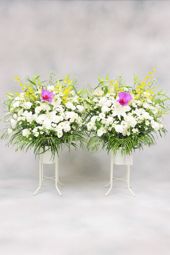 <p>２つ同時にお求めいただくことで、1基あたりもお安くお求めになれます。
納品時はロースタンドを使用したり、鉢ごと祭壇にセットすることが大半です。</p>