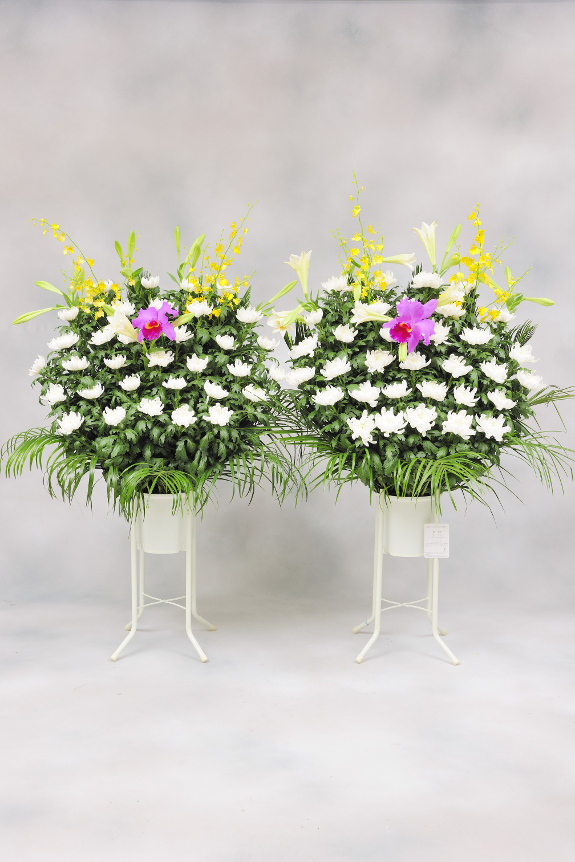 <p>２つ同時にお求めいただくことで、1基あたりもお安くお求めになれます。
納品時はロースタンドを使用したり、鉢ごと祭壇にセットすることが大半です。</p>
