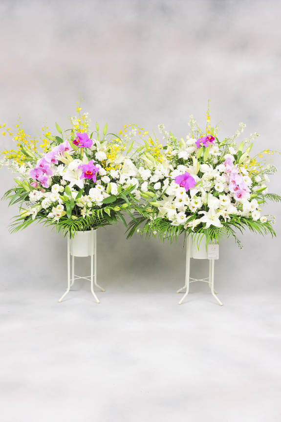 <p>２つ同時にお求めいただくことで、1基あたりもお安くお求めになれます。
納品時はロースタンドを使用したり、鉢ごと祭壇にセットすることが大半です。</p>