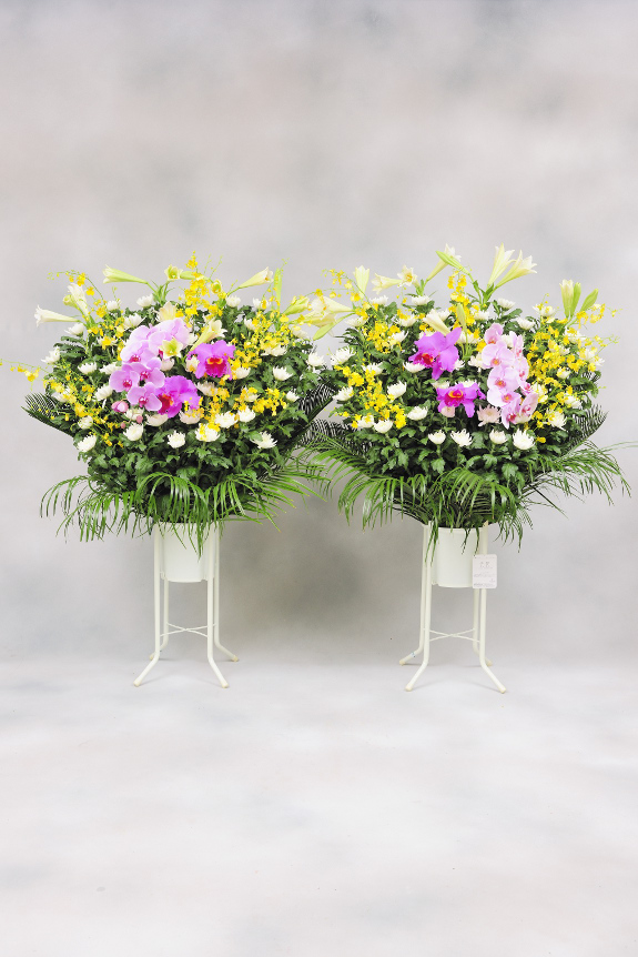 <p>２つ同時にお求めいただくことで、1基あたりもお安くお求めになれます。
納品時はロースタンドを使用したり、鉢ごと祭壇にセットすることが大半です。</p>