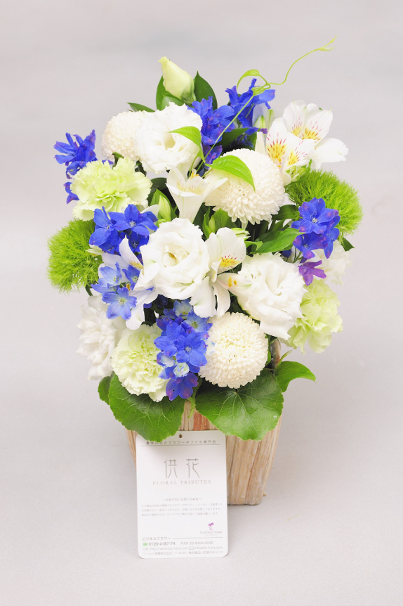 <p>ポンポン菊などを使用し、一般的な葬儀用のお花に比べ、少し明るい配色や、お仕立てにしているのが特徴です。</p>