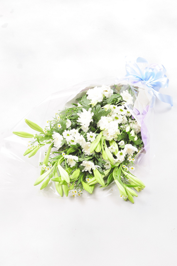<p>お時間がなくてお供え花を買いに行けない場合、ご自身のお手元にお届け後ご持参されたり、
お届け先に直送したりなど便利に花束をお求めになれます。</p>