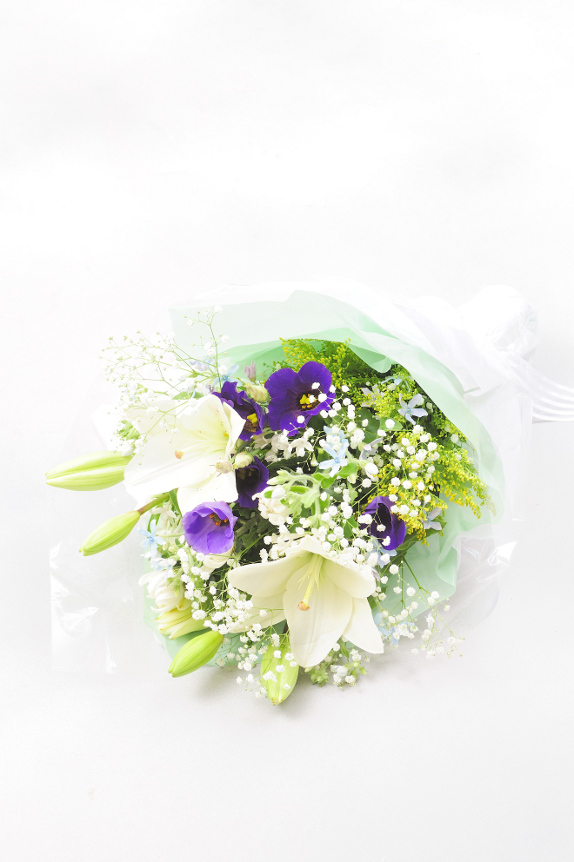 <p>お時間がなくてお供え花を買いに行けない場合、ご自身のお手元にお届け後ご持参されたり、
お届け先に直送したりなど便利に花束をお求めになれます。</p>