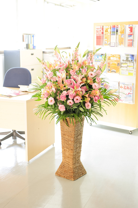 お花はピンク系をメインに可愛らしく、華やかなに仕立てて届け致します。
