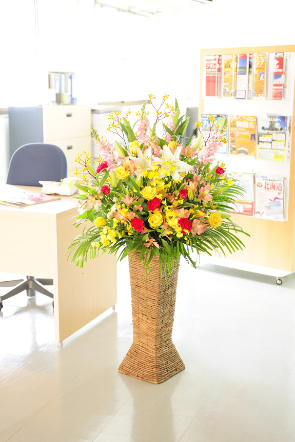 色鮮やかに旬なお花をメインに様々なお色を混ぜ、明るく華やかに仕立てお届け致します。