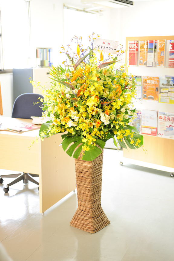 活発で暖かいイメージが強い黄色・オレンジ系の暖色系のお花で仕立てお届け致します。