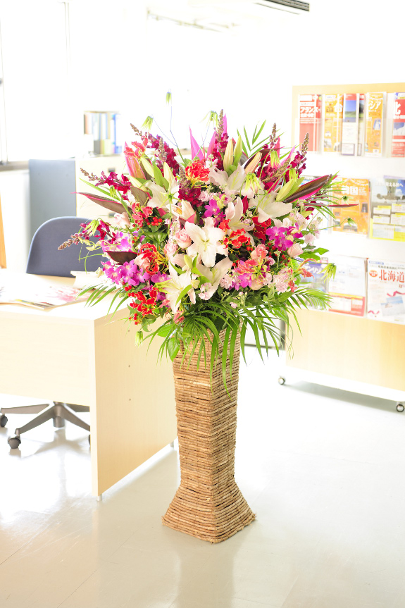 お花は可愛らしく、華やかな赤系とピンク系の2色で仕立てお届け致します。