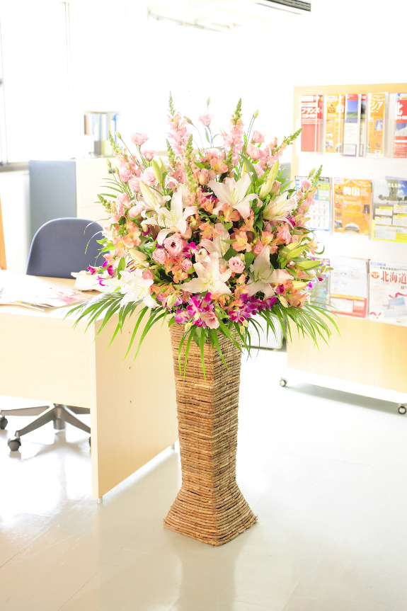 お花は華やかで可愛らしいイメージが強いピンク系で統一しており、設置スペースをより鮮やな空間に演出してくれます。