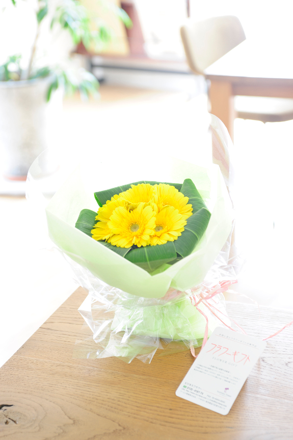 ガーベラが綺麗に敷き詰められた、親しみやすい花束です。