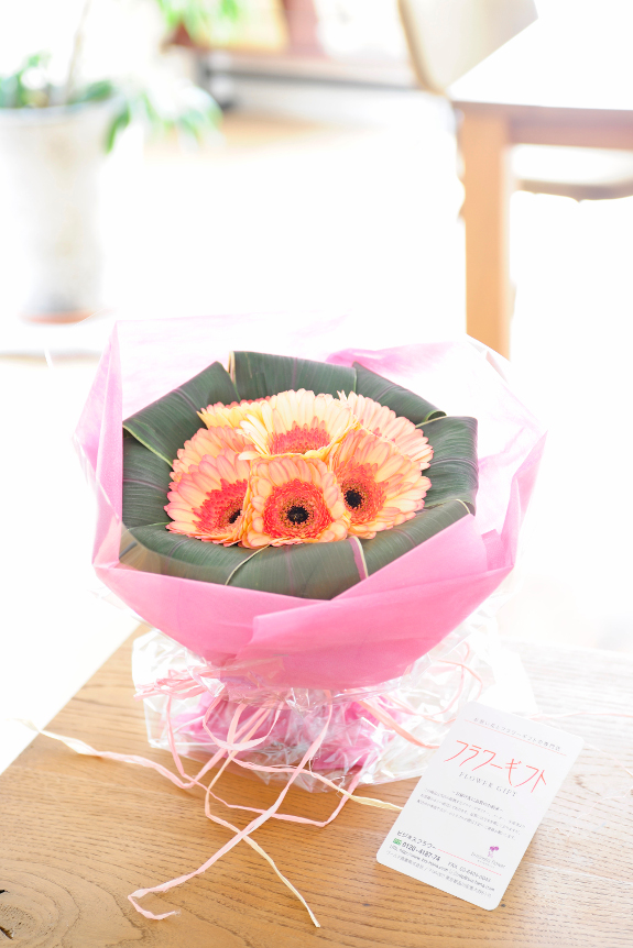 その時、その瞬間に厳選した鮮度の良いお花でブーケをお仕立ていたします。