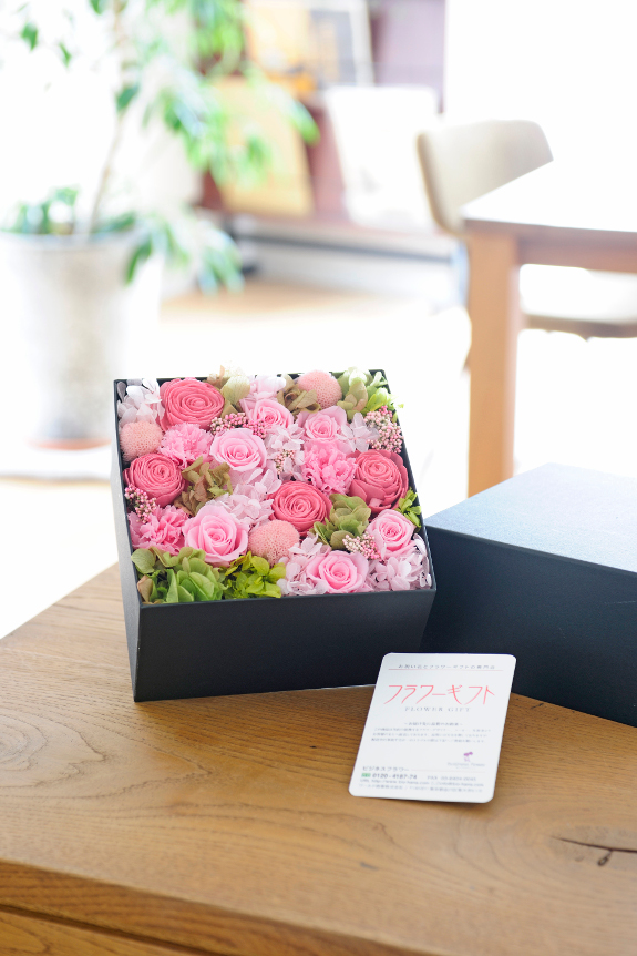 女性への贈り物におすすめ！ピンクのお花が可愛らしい商品です。
