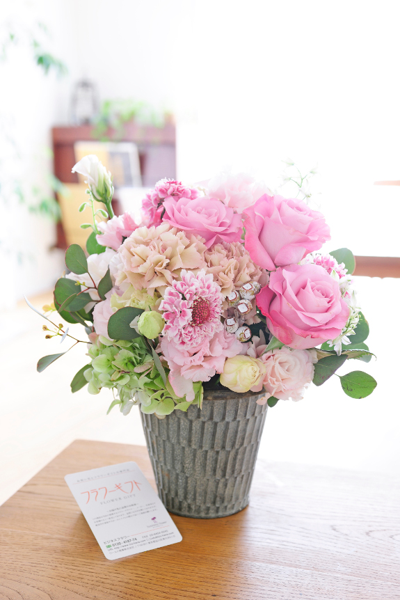ピンクのお花がひと際目を引く、可愛い中にも大人っぽさが感じられる作品となっております。