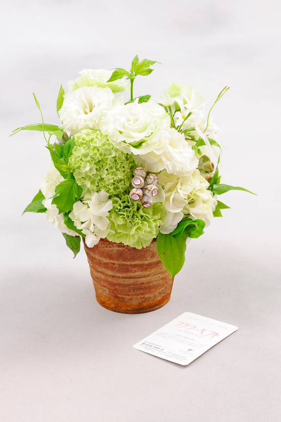 <p>アルミ製の花器にお仕立てしてお届け致します。</p>