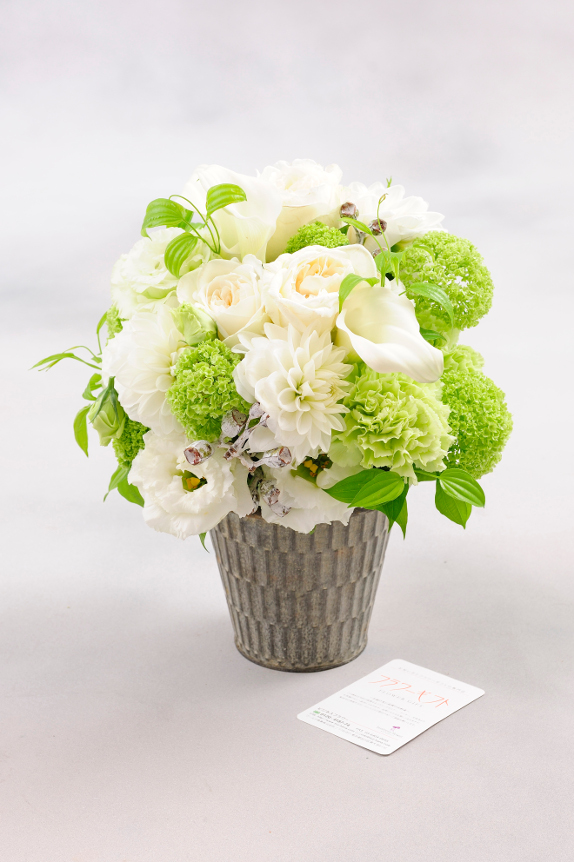 <p>アルミ製の花器にお仕立てしてお届け致します。</p>