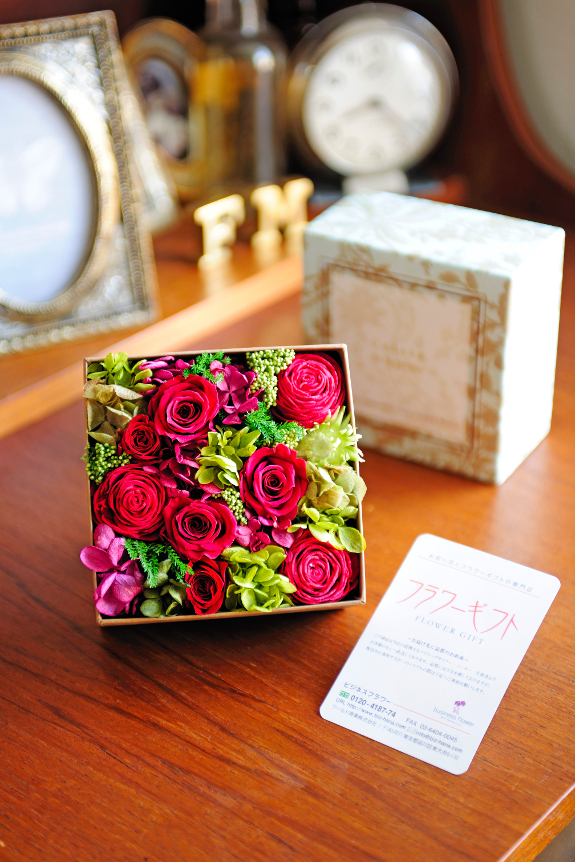 箱を開けると、Boxにぎっしりと敷き詰められたお花が顔を出す商品です。
