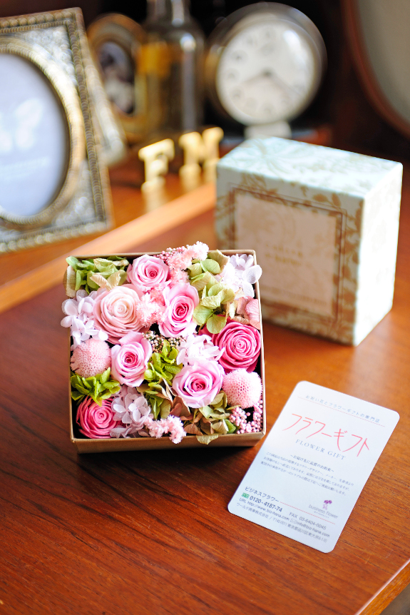 箱を開けると、Boxにぎっしりと敷き詰められたお花が顔を出す商品です。