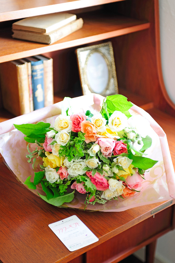 鮮度が命のバラの花束。当店の花は生産者から産直品となり、プロが育てた良質なお花だけをお届けしております。