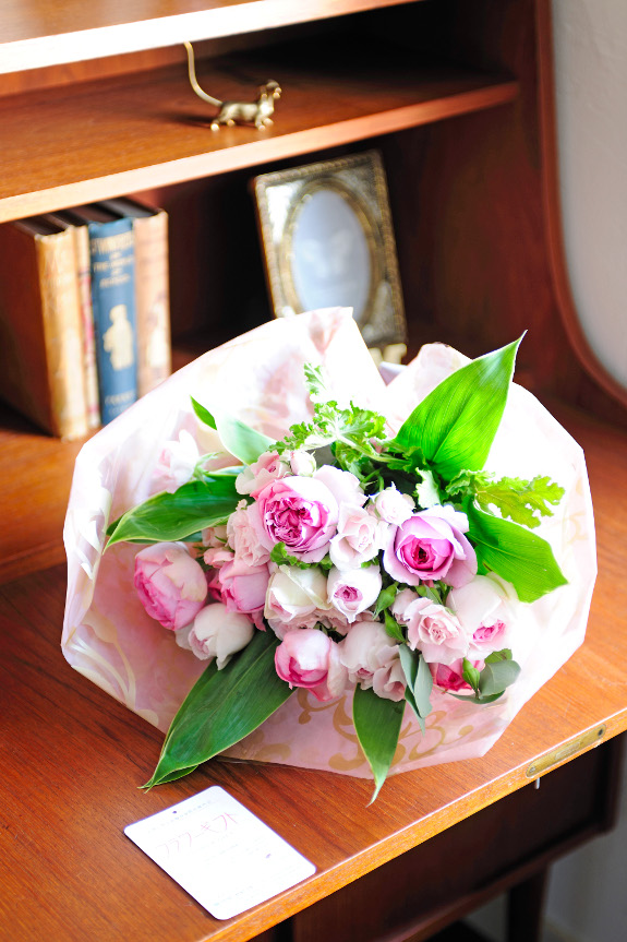 上品で可愛らしい印象のピンク 系のバラを花束にしてお届け致します。ラッピング代金も料金に含まれております。