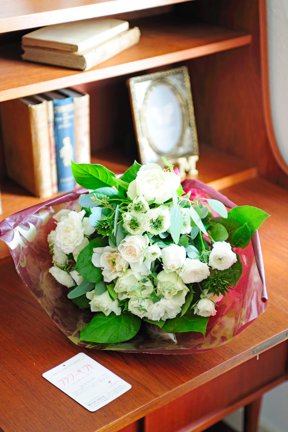 清楚で清潔感のある白いバラの花束はお祝い用だけでなく御供え用のお花としてもご利用頂く事が出来ます。