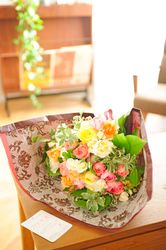<p>鮮度の良い優しい印象のアプリコット系のバラを花束にしてお届け致します。</p>