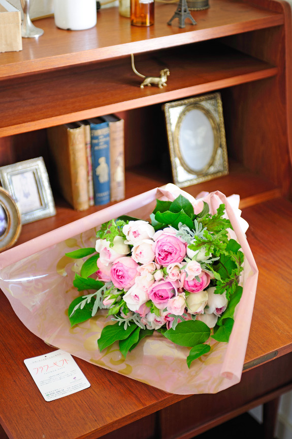 綺麗で上品なピンク 系の薔薇は、女性へのプレゼントとしてご注文が多いフラワーギフトの一つです。当店の商品はラッピング代金、送料も料金に含まれております。