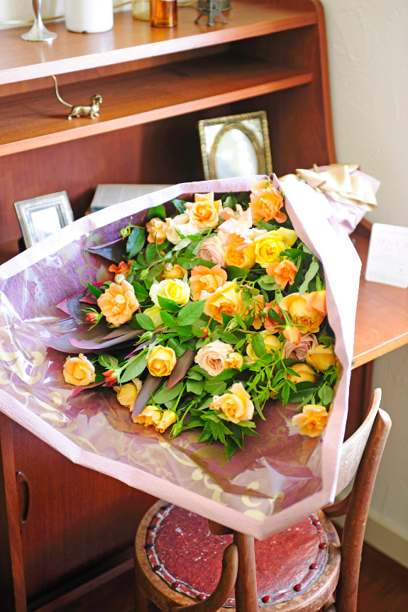暖色系バラを仕様したお仕立した賑やかで優しい印象の花束です。このような色の花束は、男性のプレゼントとして利用をおすすめしております。