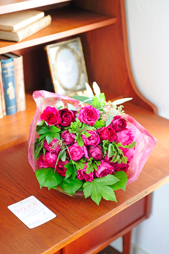 色、香りなど出来る限りお客様のご要望に応じて制作するオーダーメイドの薔薇の花束です。
※掲載の画像は「赤い薔薇」を中心にお仕立てし場合のイメージとなります。