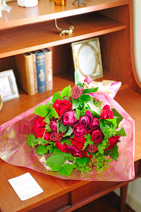 色、香りなど出来る限りお客様のご要望に応じて制作するオーダーメイドの薔薇の花束です。
※掲載の画像は「赤い薔薇」を中心にお仕立てし場合のイメージとなります。