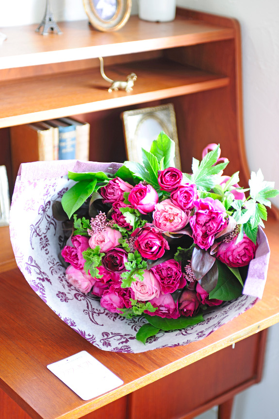 色、香りなど出来る限りお客様のご要望に応じて制作するオーダーメイドの薔薇の花束です。
※掲載の画像は「赤い薔薇」を中心にお仕立てし場合のイメージとなります。