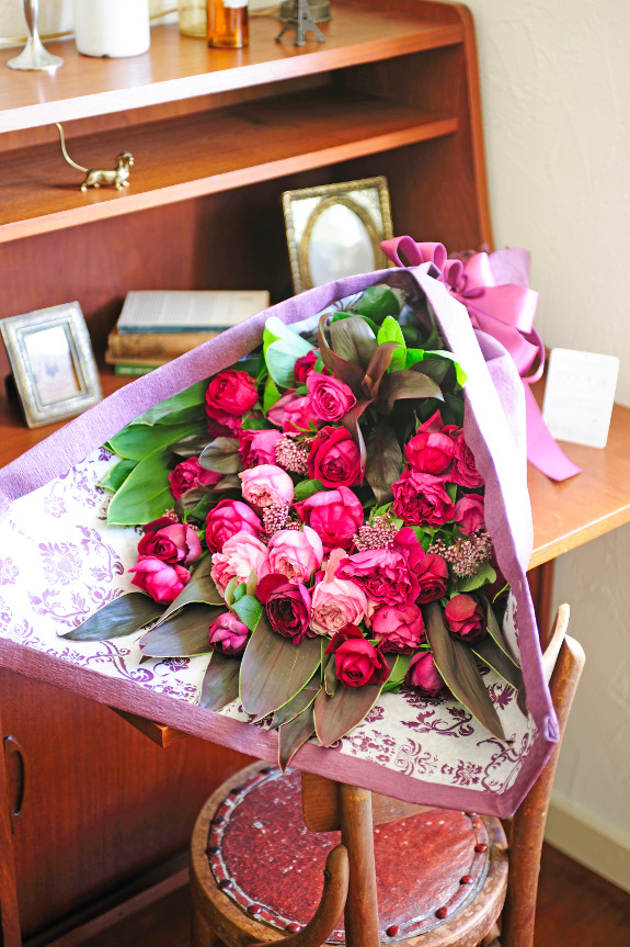 色、香りなど出来る限りお客様のご要望に応じて制作するオーダーメイドの薔薇の花束です。
※掲載の画像は「赤い薔薇」を中心にお仕立てし場合のイメージとなります。