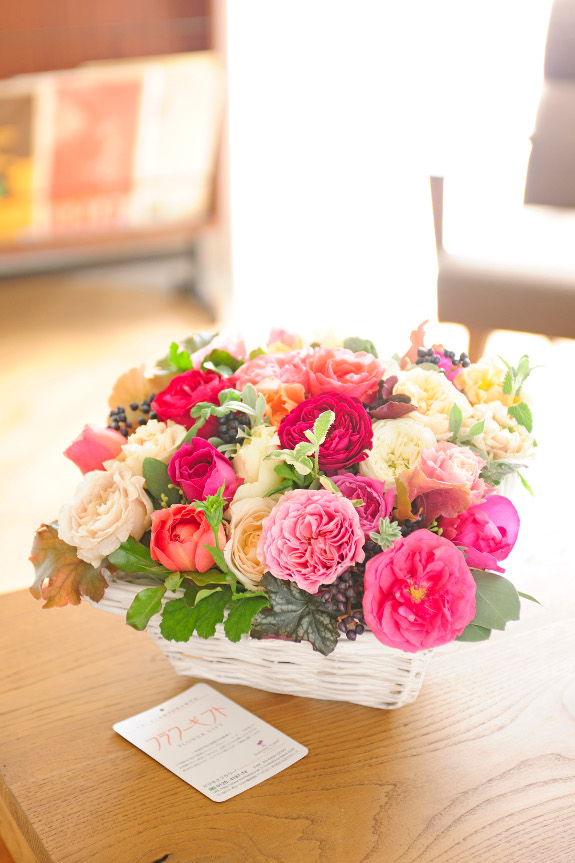 その時ある状態の良い薔薇（バラ）のお花を中心にお花をお仕立てするおまかせコースです。尚、出来る限りお客様のご要望に応じて制作する事も可能となっておりますので、ご希望がある場合はご相談下さい。