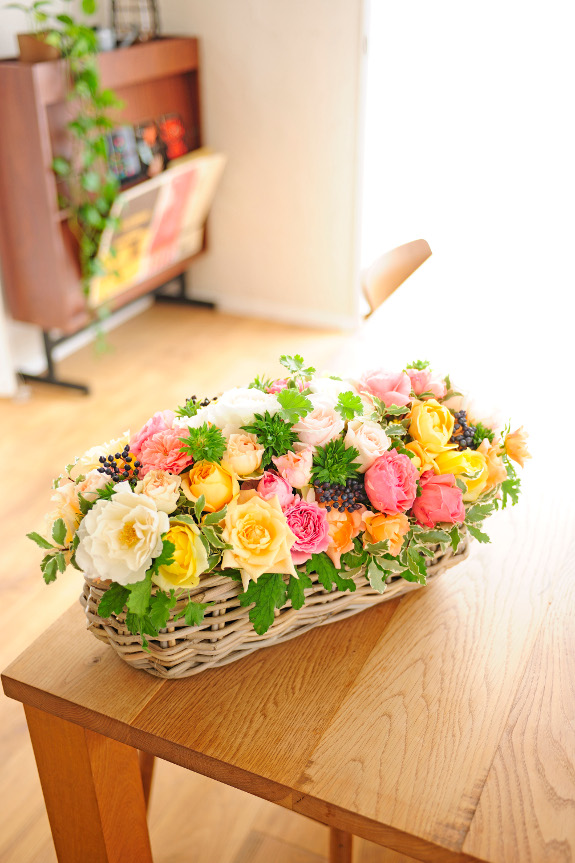 バスケットタイプの器にお仕立てするバラは、お花畑を切り取ったような華やかで明るい作品となっております。誕生日や記念日などのイベントにおすすめです。