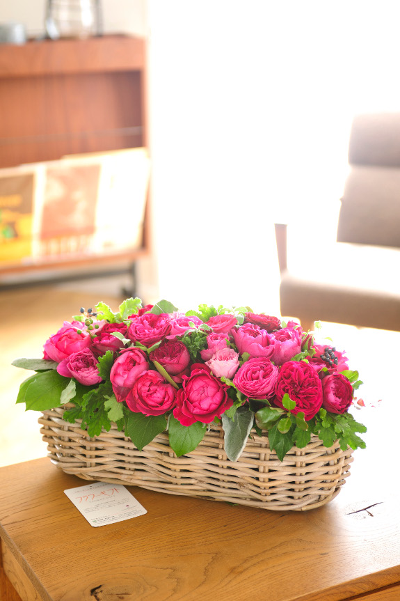 新鮮なお花の中でも、より状態の良い薔薇（バラ）のお花を中心にお花をお仕立てするおまかせコースです。尚、出来る限りお客様のご要望に応じて制作する事も可能となっておりますので、ご希望がある場合はご相談下さい。