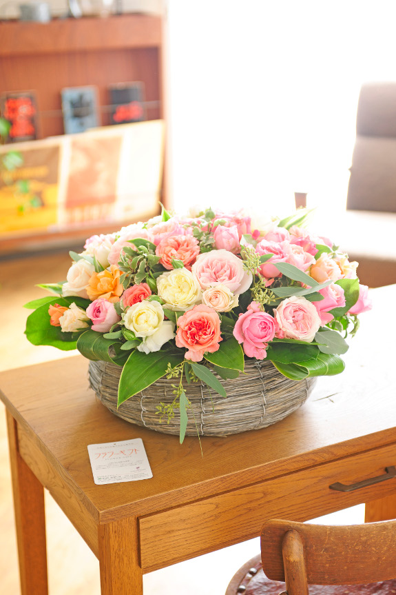 アジアンテイストある丸型のバスケットタイプの容器に入れてお届けする薔薇（バラ）は柔らかく、可愛らしい印象です。見た目だけではなく、豊かな香も楽しめるお花となっております。