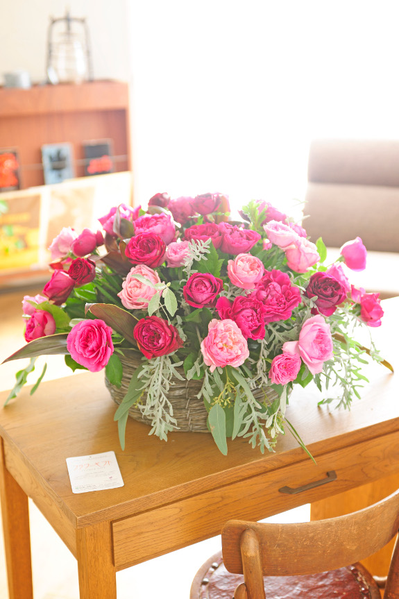 新鮮なお花の中でも、より状態の良い薔薇（バラ）のお花を中心にお花をお仕立てするおまかせコースです。尚、出来る限りお客様のご要望に応じて制作する事も可能となっておりますので、ご希望がある場合はご相談下さい。