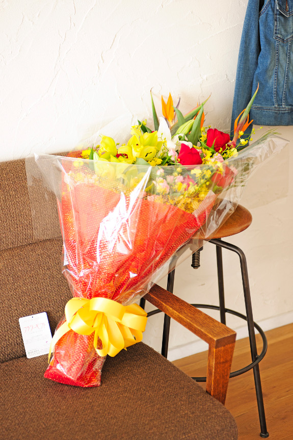 <p>季節のお花をおまかせでお仕立てし、最短２時間でお届け致します。</p>