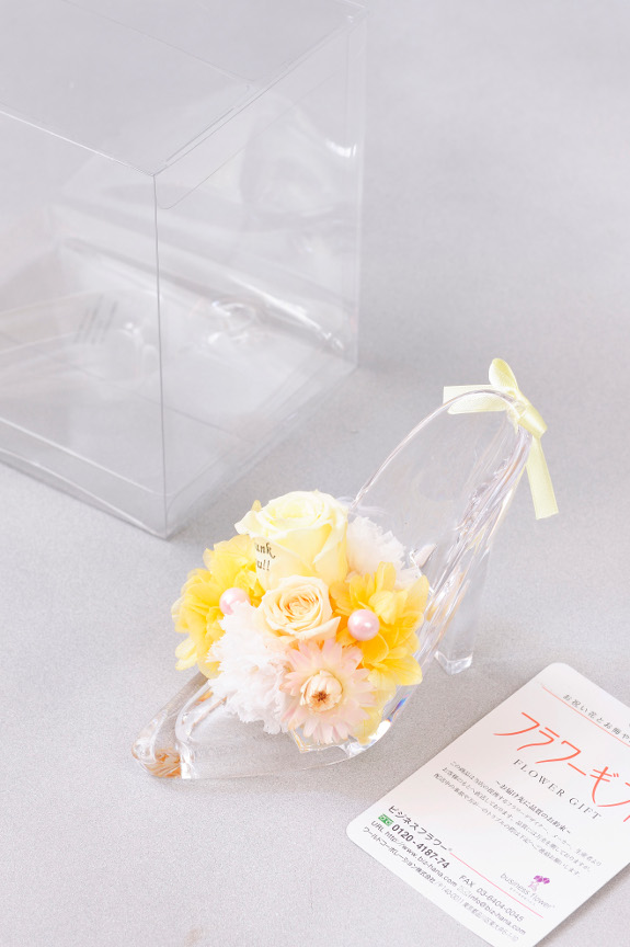 <p>お花はクリアーケースに入れてお届け致します。</p>