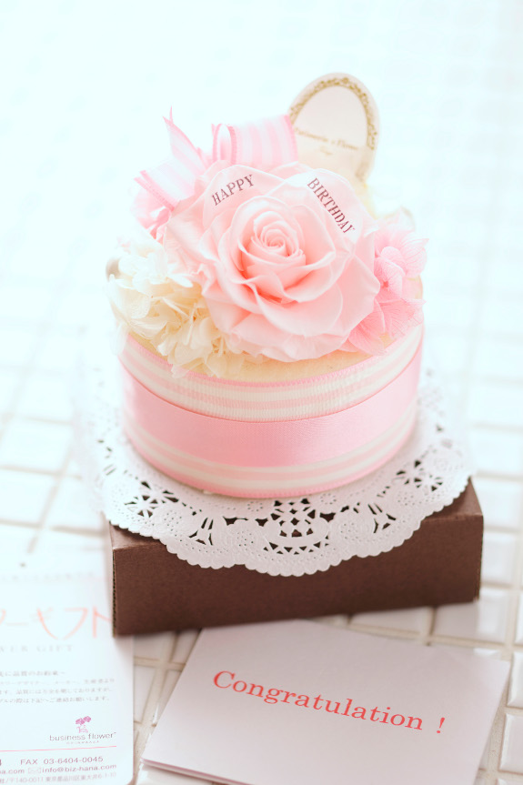 ホールケーキに見立てた美味しそうでかわいいメッセージ入りのプリザーブドフラワです。