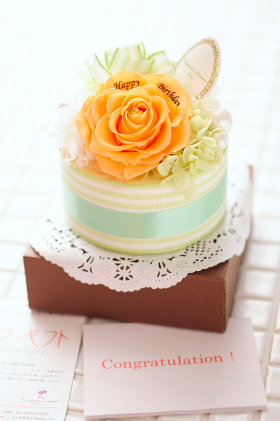 一見、ホールケーキ見えるように見立てた美味しそうでかわいいメッセージ入りのプリザーブドフラワです。
花びらにはオリジナルのメッセージが刻める為、誕生日や記念日の贈り物としておすすめです。