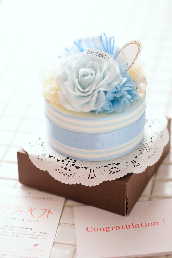 上からみるとホールケーキのようなシルエットが可愛く、美味しそうなプリザーブドフラワです。
花びらにはオリジナルのメッセージが刻める為、誕生日や記念日の贈り物としておすすめです。