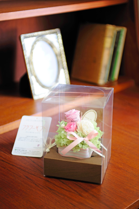 誕生日や記念日のお祝い花として人気の可愛らしい手のひらサイズのメッセージフラワーです。お花はプリザーブドフラワーを使用しております。