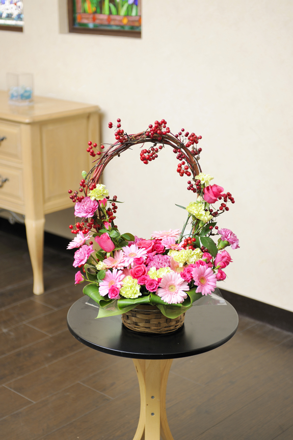 季節のお花を少し変わったデザイン仕立てにしたアレンジメントフラワーです。