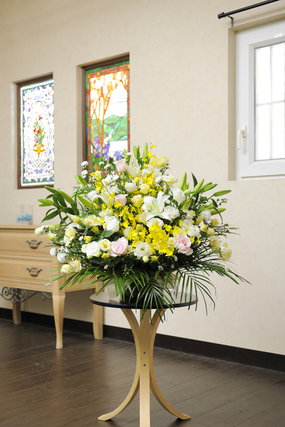 白を基調にした淡色系のお花に花材の質とボリューム感をアップしたアレンジメントです。