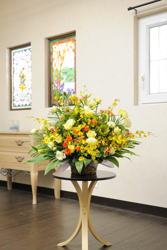 温かみ溢れる暖色系のお花をボリューム感一杯にアレンジしたおまかせコースです。