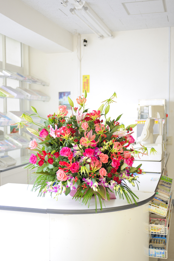 <p>お店の開店祝いに・・・　お店がとっても明るくなります！</p>