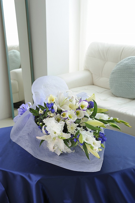 供花、枕花などで利用される花束(生花）です。