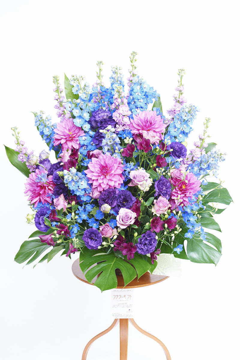 <p>ブルーとパープルの色合いがクールなお祝い事にぴったりの生花（アレンジメントフラワー）です。</p>