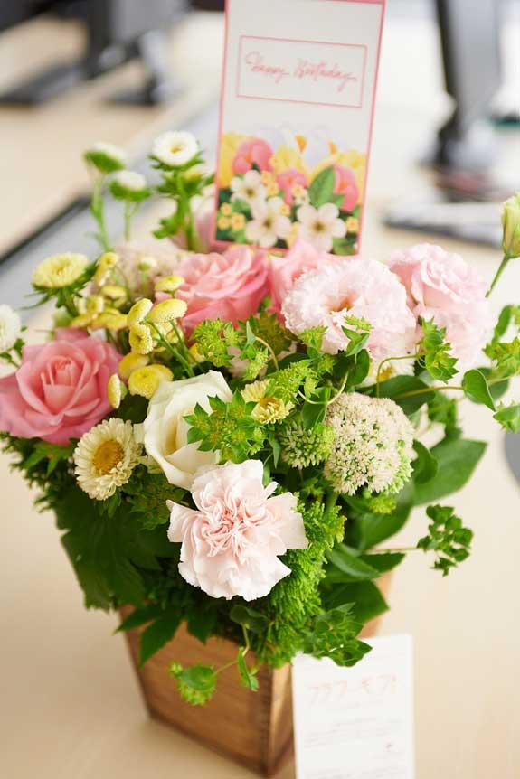かわいらしいおまかせのお花が特徴のスタイリッシュなデザイナーズアレンジメントフラワーです。