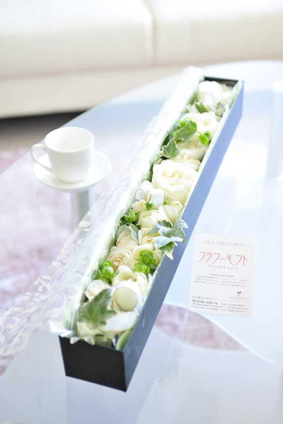 清楚で爽やか、誕生日、結婚、長寿、新築、退職などのお祝い事にオススメのアレンジメントフラワー白バラのボックスフラワーです。